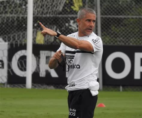 Notícias Athletico faz contato Sylvinho para assumir como novo