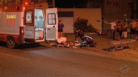 Motociclista que pilotava na contramão em avenida bate em carro e perde