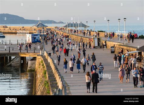 Large Crowd People Walking Dun Laoghaire Pier Walk Stock Photo Alamy