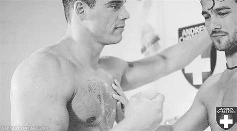 GAY SEX ON NET GAY GIFS La Indirecta De La Ducha