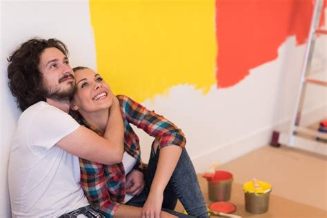 Feliz Jovem Casal Relaxando Depois De Pintar Um Quarto Em Sua Nova Casa