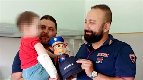 Il Bimbo Non Riesce A Respirare Salvato Dall Intervento Della Polizia