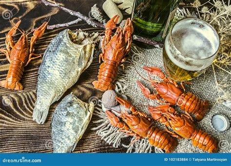 Cerveza En Un Vidrio Y Una Botella De Cerveza Con Un Bocado De Los