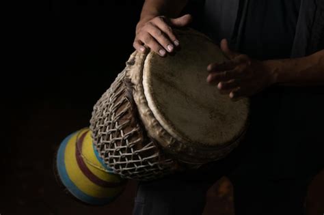 Músico tocando el tambor con las manos Foto Premium