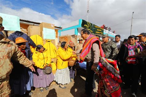 Jefe de Estado Martín Vizcarra inicia entrega de ayuda por heladas en