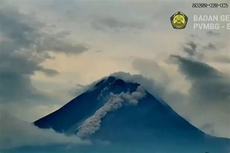 Gunung Merapi Terpantau Luncurkan Lava Pijar Sebanyak Tujuh Kali