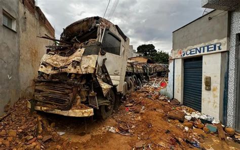 Vídeo Mãe e filha morrem após carreta carregada de cimento invadir