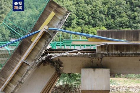 陝西暴雨｜商洛市一公路橋樑倒塌25輛車墮河 證實已致12人遇難逾30人失蹤 星島日報