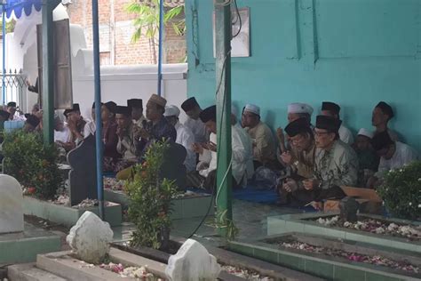 Ziarah Maqbaroh Dalam Haul KH Ali Maksum Ke 28 Pondok Pesantren