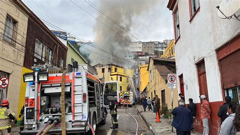 Incendio Estructural En Vivienda De Tres Pisos Deja 11 Damnificados Y Peligro De Derrumbe En