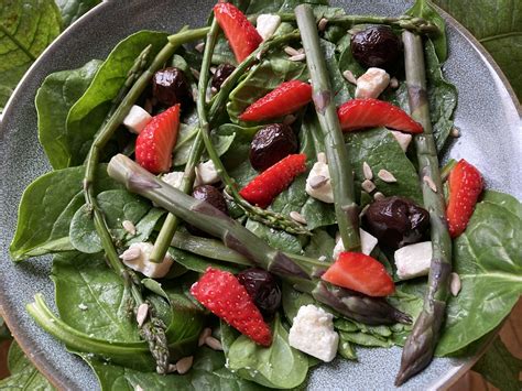 Salade de printemps aux épinards asperges feta olives fraises