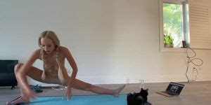 GwenGwiz Nude Yoga Porn Videos