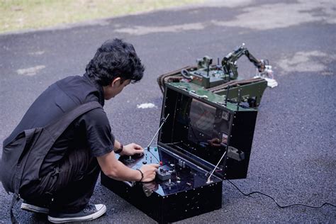 Keren Mahasiswa Politeknik Caltex Riau Ciptakan Robot Penjinak Bom