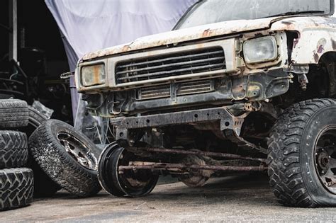 Coche Abandonado Oxidado En Un Gran Dep Sito De Chatarra Foto Premium