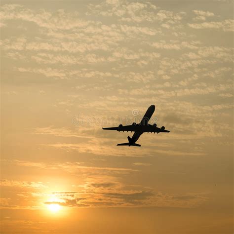 Silueta De Un Aeroplano Con El Cielo De La Puesta Del Sol Foto De