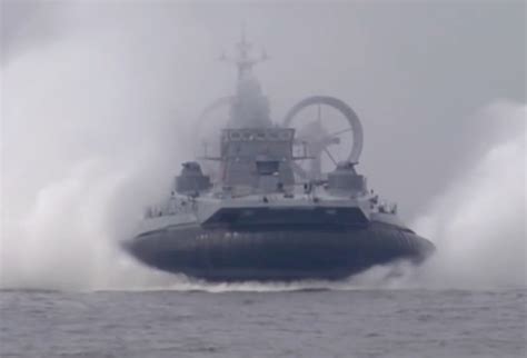 El Pomornik el hovercraft más grande del mundo