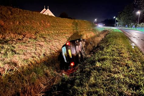 Automobilist Vliegt Uit De Bocht En Belandt In Sloot Groeneweg In