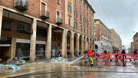 Bologna Via Saffi Aperte Le Preferenziali Costa Saragozza Black Out