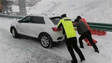 雪天路滑民警化身“推车哥” 热心帮助受困车辆 财经头条