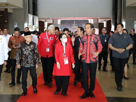 Momen Megawati Jokowi Dan Ganjar Jalan Bareng Tinjau Pameran Pangan Di