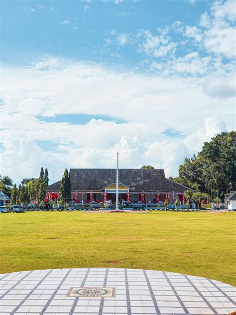 large building   large lawn  front   photo  bengkulu