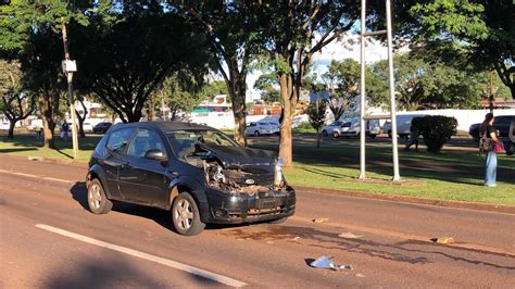 Ford Ka fica bastante danificado após colisão traseira na Av Tancredo