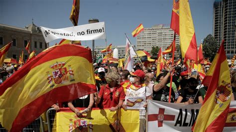 Decenas De Miles De Personas Se Manifiestan Contra Los Indultos Del Procés En La Plaza De