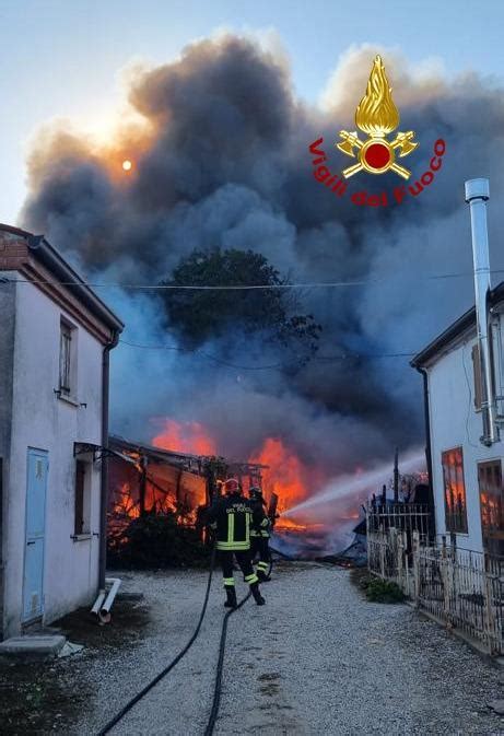 Incendio A Montagnana Le Fiamme Da Una Baracca Si Estendono A Due Case