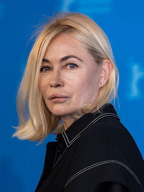 Emmanuelle Béart évoque l inceste dans C à vous