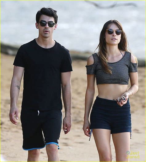 Joe Jonas And Blanda Eggenschwiler Romantic Beach Stroll In Hawaii Photo 631067 Photo Gallery