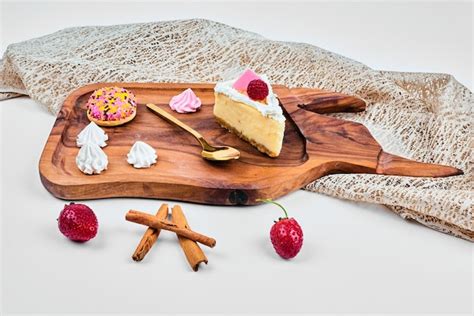 Ein Stück Käsekuchen auf einem Holzbrett Kostenlose Foto