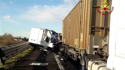 Incidente Stradale A4 Morto Un Camionista 29 Settembre 2021