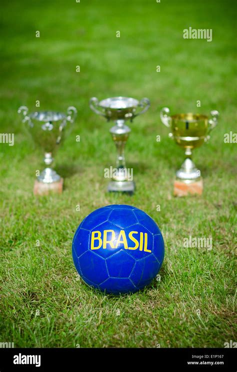 World Cup Trophy And Soccer Ball Stockfotos Und Bilder Kaufen Alamy