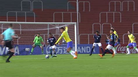 Aos 36 do 2º tempo gol do Brasil Giovane ajeita a bola na entrada da