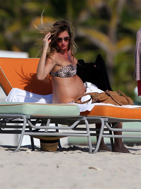 Gisele Bündchen enceinte et en bikini à la plage