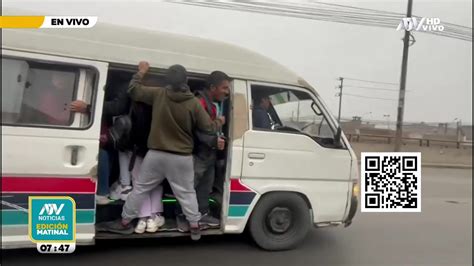 Paro De Transportistas Pasajeros Arriesgan Sus Vidas Y Viajan Colgados