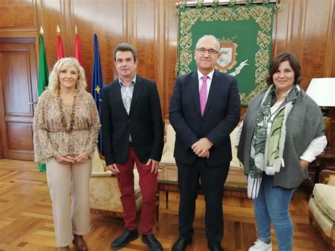 El Alcalde De Pamplona Enrique Maya Recibe A Roberto P Rez Nuevo