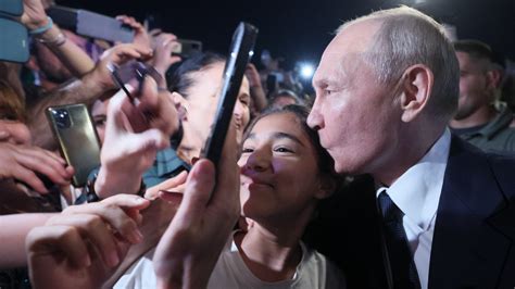 Maman Prend Une Photo Vladimir Poutine Prend Un Inhabituel Bain De