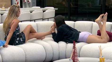 Rosina Beltr N Le Chup Los Pies A Sabrina Cort Z De Gran Hermano Y Su