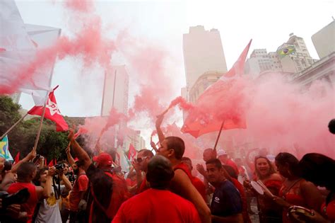 Manifestantes Realizam Ato Em Refinaria Da Petrobras Em Mg