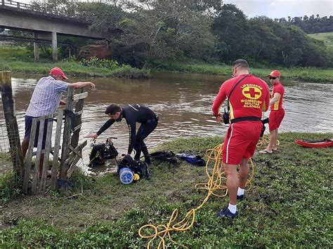 Bombeiros retomam buscas por caminhoneiro desaparecido no Rio São