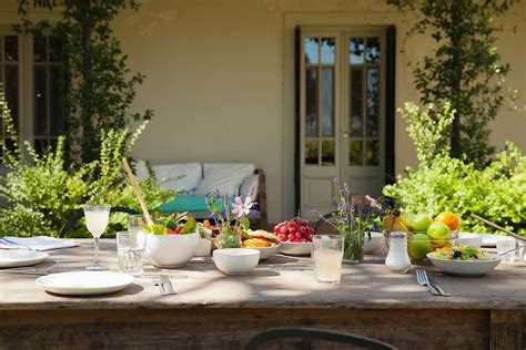 Gedeckter Tisch Im Garten Vor Dem Haus Bild Kaufen