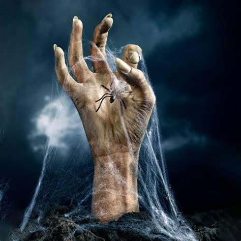 Рука зомби из земли. | Страшные фото, Зомби, Жуткий