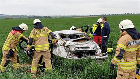 Auto überschlägt sich und landet im Feld Fahrer schwer verletzt