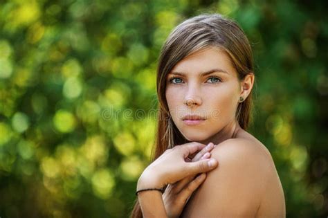 Belle Fin De Jeune Femme Vers Le Haut Photo Stock Image Du Moderne