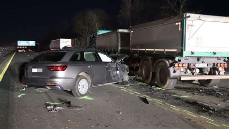 Schwerer Lkw Unfall Auf Der A3 Bei Köln Mensch In Lebensgefahr