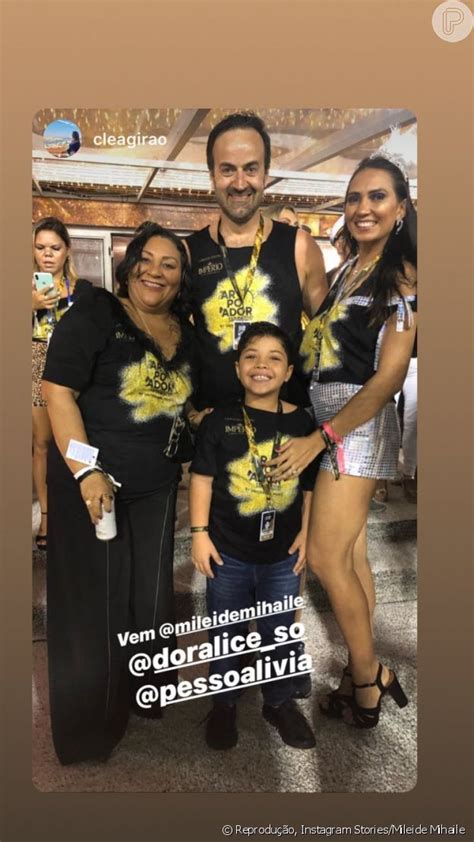 Filho de Wesley Safadão e Mileide Mihaile Yhudy assiste desfile da mãe