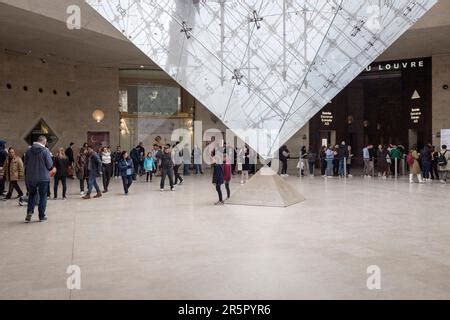 Les Gens De Paris En France Se Rassemblent Autour De La Captivante