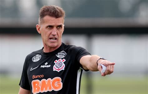 Direto do CT Timão faz treino tático de olho no América MG