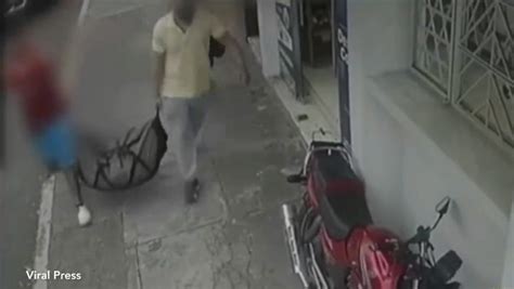 CCTV Effrayant De Deux Hommes Portant Un Sac Avec Le Corps D Une Femme